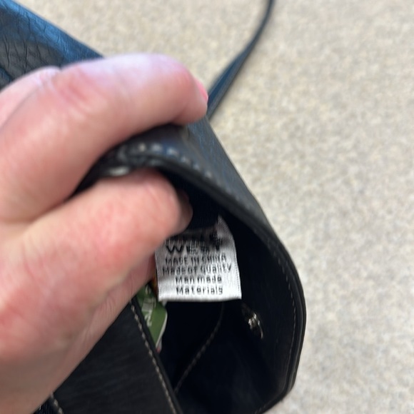 Nine West Crossbody/wristlet CB strap removable, pebbled black man-made leather - Picture 5 of 10